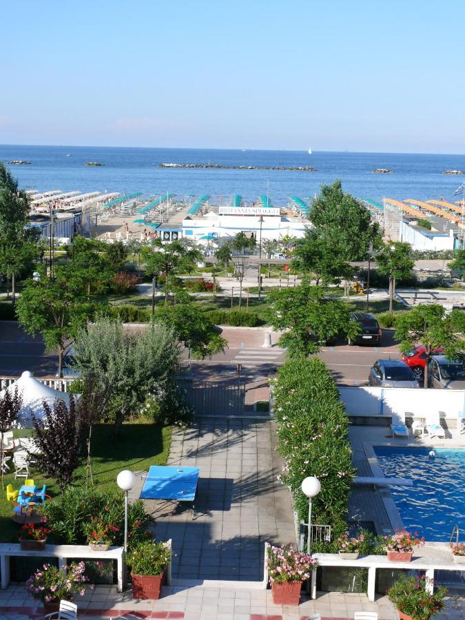 Hotel Britannia Чезенатико Экстерьер фото