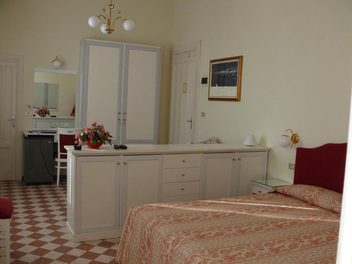 Hotel Britannia Чезенатико Экстерьер фото