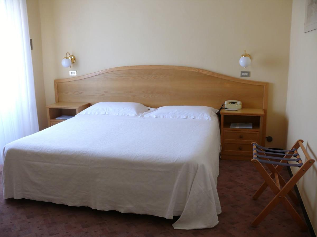 Hotel Britannia Чезенатико Экстерьер фото