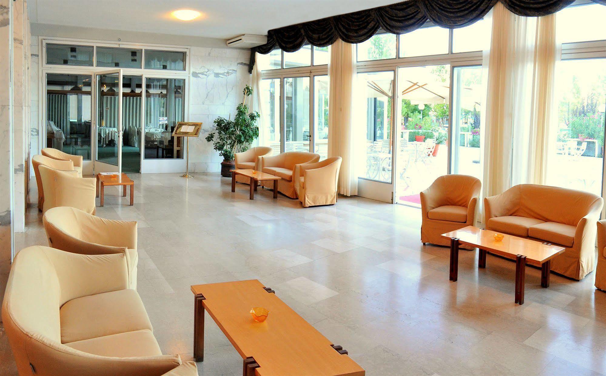 Hotel Britannia Чезенатико Экстерьер фото