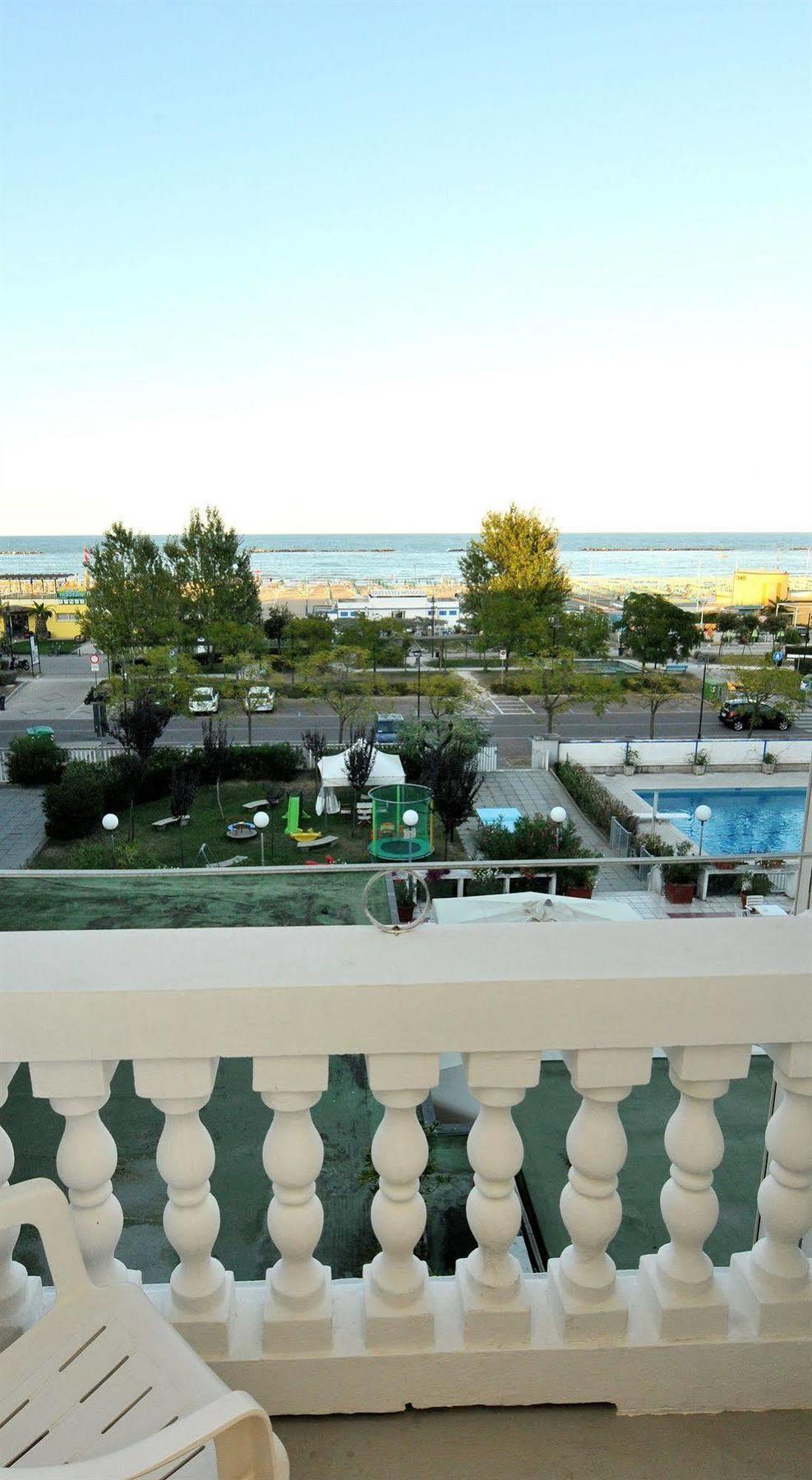 Hotel Britannia Чезенатико Экстерьер фото